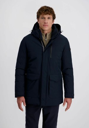 Marineblauwe gewatteerde parka met capuchon, een ritssluiting aan de voorkant, twee grote opgestikte zakken en een gestructureerde trui eronder. Voorzien van donkere accenten en hardware.