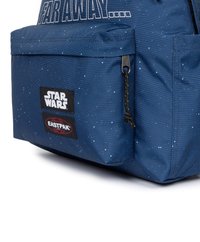 Tmavě modrý batoh se hvězdným vzorem, na přední straně s textem "DALEKO" a logy Star Wars a Eastpak. Texturovaná tkanina.
