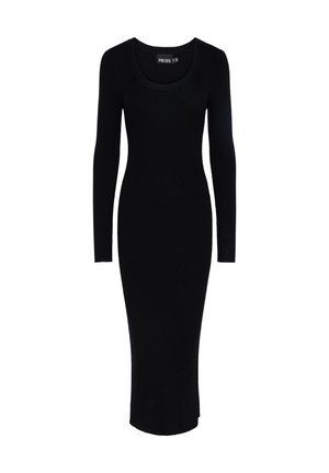 Černé šaty z ribbovaného pleteného materiálu s kulatým výstřihem, dlouhými rukávy a těsným střihem, sahajícími do půl lýtek.