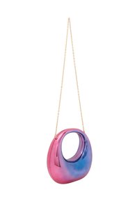 Borsetta con gradiente rosa e blu e finitura lucida, caratterizzata da un ritaglio circolare, sospesa da una tracolla in catena dorata.