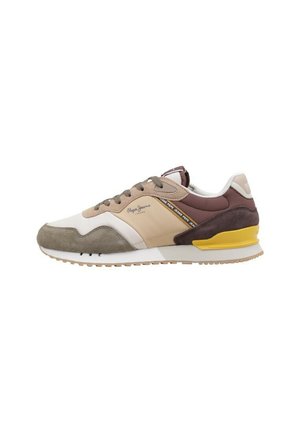 Zapatilla baja Pepe Jeans en beige, marrón y gris con acento amarillo en el talón y suela texturizada, vista lateral sobre fondo blanco.