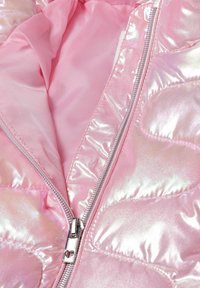 Veste doudoune rose avec une finition métallique brillante, dotée d'une fermeture éclair à l'avant et d'une texture matelassée. Doublure intérieure lisse complète la couche extérieure.
