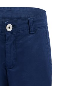 Pantaloni blu navy con una texture liscia, dotati di un bottone argentato in vita e passanti per la cintura. Il design include cuciture dettagliate.