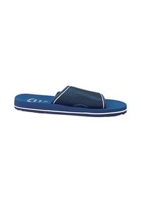 Sandal in blu navy con suola a scivolo, realizzato in materiale sintetico testurizzato, con una fascia perforata e rifiniture bianche lungo la suola. Design leggero e informale.