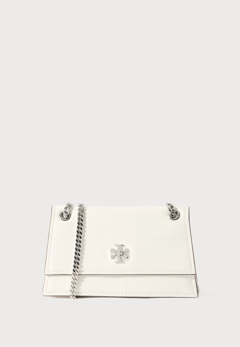 Bolsa de couro branco com um design dobrável, alça de corrente prateada e um logotipo prateado proeminente na frente. Textura suave, estilo minimalista.