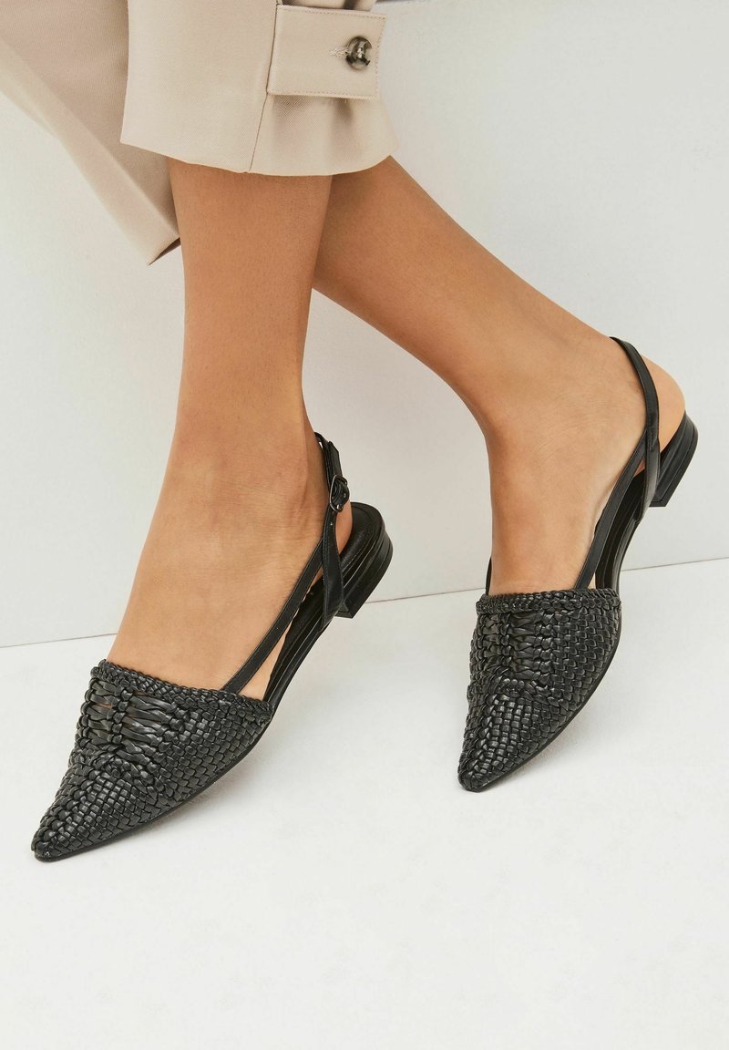 Ballerines slingback tissées noires avec bout pointu et petit talon, dotées d'une fine bride à la cheville et d'une tige texturée.