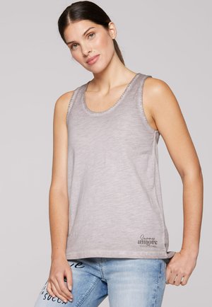 Hellgraues Tanktop aus weichem Material, mit einem runden Halsausschnitt und lässiger Passform. Auffälliges Detail: bedruckter Text nahe dem Saum.