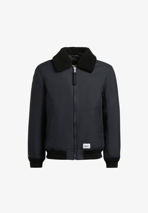 Černá bomber bunda s límcem z umělé kožešiny, zipovým uzávěrem, žebrovanými manžetami a elastickým pasem. Obsahuje boční kapsy a značkovou nášivku.