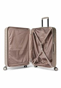 Valise rigide en beige clair, avec une surface texturée, une poignée extensible et des doubles roues. L'intérieur comprend des sangles croisées et une poche zippée.