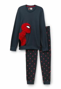 Conjunto de pijama en color azul marino con un gráfico de Spider-Man en rojo en la parte superior. Los pantalones tienen un patrón repetido del logo de Spider-Man en rojo. Material suave, corte relajado.