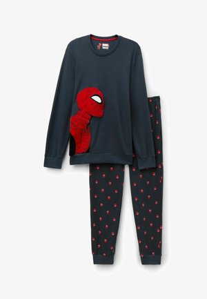 Mørkeblå pyjamas sæt med et rødt Spider-Man grafisk motiv på toppen. Bukserne har et gentaget mønster med røde Spider-Man logoer. Blødt materiale, afslappet pasform.