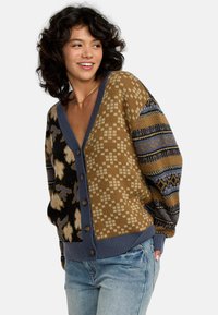Braun und schwarz gemusterte Strickjacke mit V-Ausschnitt, Knopfleiste und blauen Rippbündchen. Verfügt über florale und geometrische Designs.