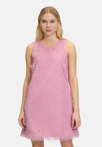 Robe sans manches rose en tissu texturé et ébouriffé. L'ourlet présente des bords effilochés, offrant une silhouette lâche et aérée.