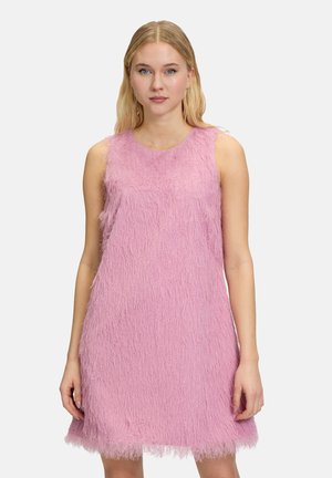 Rosa ärmelloses Kleid aus einem strukturierten, wuscheligen Stoff. Der Saum hat fransige Kanten, die eine lockere, luftige Silhouette bieten.