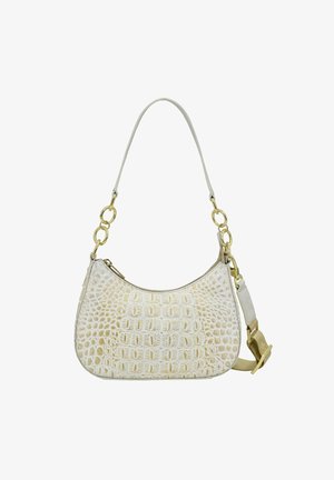 Witte handtas van leer met krokodilprint, in een gebogen vorm, voorzien van gouden accenten en een afneembare schouderband. Soepele textuur met ritssluiting.