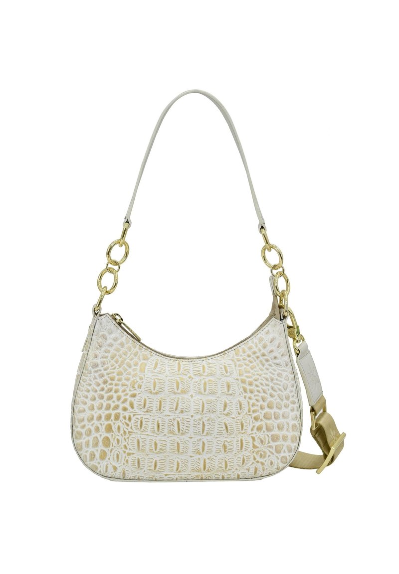 Witte handtas van leer met krokodilprint, in een gebogen vorm, voorzien van gouden accenten en een afneembare schouderband. Soepele textuur met ritssluiting.