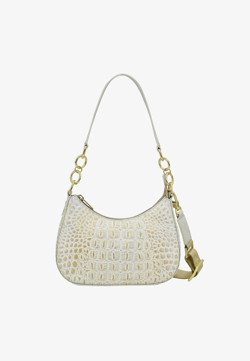 Witte handtas van leer met krokodilprint, in een gebogen vorm, voorzien van gouden accenten en een afneembare schouderband. Soepele textuur met ritssluiting.