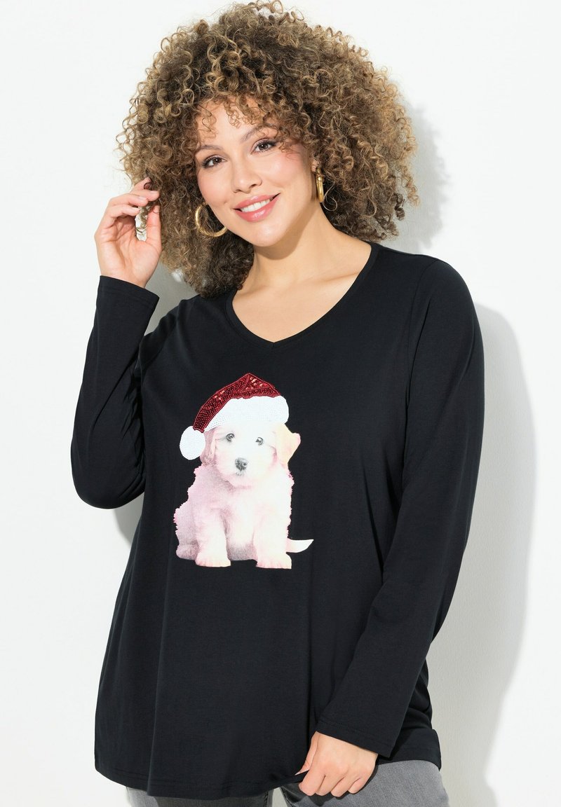 Schwarzes Langarmshirt mit V-Ausschnitt, das ein glitzerndes Weihnachtsmütze-Design auf einem rosa Welpen zeigt, in lockerer Passform und mit weichem Stoff.