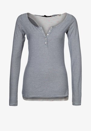 Stripet langærmet skjorte i navy og hvid, med V-hals, tre knapper ved kraven, og et glat, let materiale.