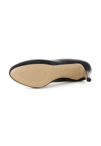 Scarpa nera con tacco alto, in cima lucida in pelle verniciata e suola in gomma beige liscia con modelli di grip testurizzati.