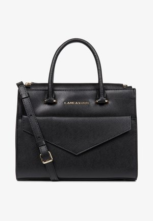 Zwarte synthetische handtas met een gestructureerd ontwerp, voorzien van dubbele handgrepen aan de bovenkant, een verstelbare schouderband en een voorkant met een hoekige klep.