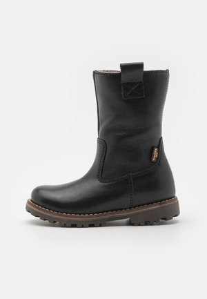 Črne usnjene gležnjarje z teksturiranim zaključkom, zaobljenim prstom, stranskimi šivi in rjavim gumijastim podplatom; imajo tudi zanko za pomoč pri obuvanju.