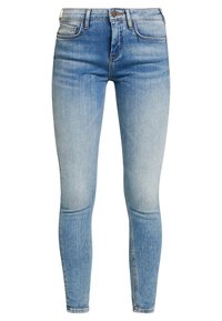Jeans ajustados de mezclilla de un azul claro con un acabado desgastado, cinco bolsillos, pasadores para cinturón y cierre de botón metálico. Textura suave y diseño ceñido.