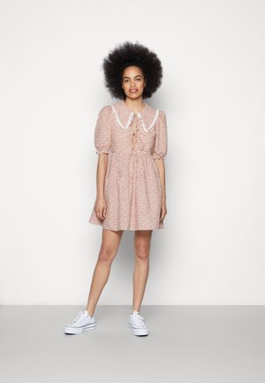STATEMENT COLLAR TIERED SMOCK FIT DRESS - Koktejlové šaty / šaty na párty - red/pink