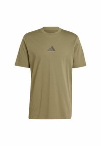 T-shirt in cotone verde oliva con scollo rotondo e maniche corte. Presenta un logo Adidas grigio scuro sul petto. Tessuto morbido, design informale.