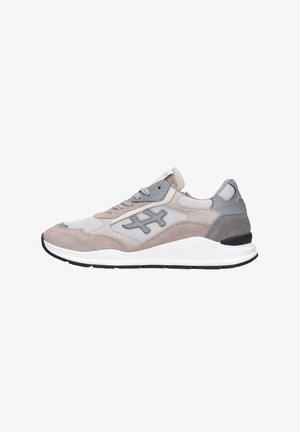 Lichtgrijze en beige sneaker met mesh- en suède-panelen, vetersluiting en witte gevoerde zool met zwarte buitenzool.