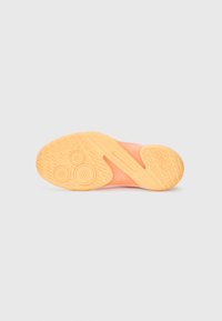 Sneaker sål lavet af et tekstureret, lys orange gummimateriale med cirkulære mønstre og riller til traction.