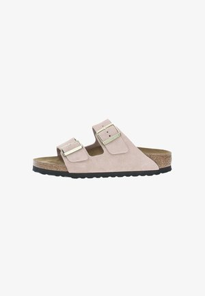 Sandalo in suede rosa pallido con due cinturini regolabili e fibbie in tono argento, dotato di una soletta in sughero e suola in gomma nera.
