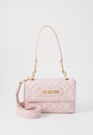 Sac à bandoulière matelassé rose pâle avec une quincaillerie dorée et une plaque logo "Love Moschino" sur le rabat avant, doté de deux bandoulières amovibles.