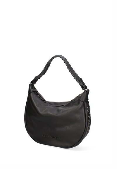 Sac à main en cuir noir au design incurvé, surface texturée et anse tressée. Présente des clous décoratifs sur un côté et un logo discret.