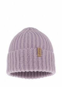 Berretto a coste in maglia di colore viola chiaro con risvolto e piccola etichetta marrone sul davanti.