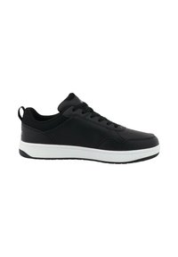 Černá atletická bota s hladkým syntetickým svrškem, texturovaným síťovaným jazykem, bílou mezipodešví a černou gumovou podrážkou. Obsahuje šněrování a zadní poutko.