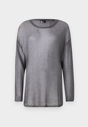 Hõbedane metallik, pikakä sleeves, lahtise kudumistruktuuriga soov. Omab avarat dekolteed ja lõdva istuvust, tuues esile kerge ja õhulise disaini.