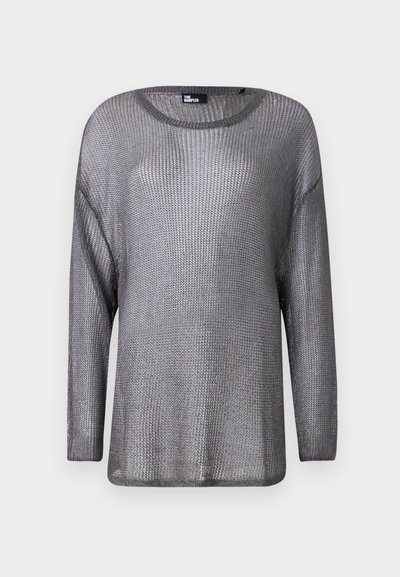 Hopeapintainen metallinhohtoinen pitkähihaisessa neuleessa on avoin kudosrakenteisuus. Siinä on leveä pääntie ja rento istuvuus, mikä tekee siitä kevyen ja ilmavan.