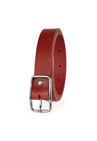 Cinturón de cuero rojo con textura suave, hebilla de metal plateado y agujeros para ajuste, con un acabado pulido.