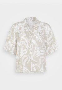 Camisa de mangas curtas em bege claro com estampa botânica branca. Apresenta um colarinho e fecho frontal com botões. Tecido leve.