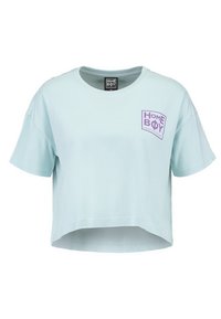 Světle modré zkrácené tričko vyrobené z bavlny s krátkými rukávy. Na levé straně hrudi se nachází fialové obdélníkové logo.