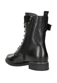 Stivale alla caviglia in pelle nera con punta rotonda, zip laterale, lacci sul davanti e tacco basso impilato. Presenta un accento in suede nella parte superiore.