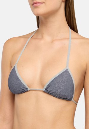 Donna che indossa un top bikini grigio a triangolo con sottili spalline legate intorno al collo e alla schiena, mostrata dalle spalle a metà del torso.