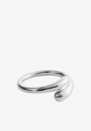 Glat, skinnende sølvring med moderne, buet design med en tilspidset ende, der overlapper båndet.