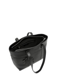 Czarna skórzana torba na ramię z dwoma uchwytami, otwartą górną częścią na zamek, wewnętrzną kieszenią na zamek oraz ozdobą w kwiaty z boku.