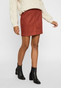 Vero Moda VMDONNADINA SHORT - Minikjol - madder brown