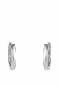 Pendientes de aro de plata con un acabado suave y pulido. Diseño redondeado con un sutil detalle de surco. Ligeros y elegantes, adecuados para el uso diario.