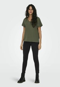 ONLY NORMAL GESCHNITTEN RUDHALS  - T-shirt basic - khaki