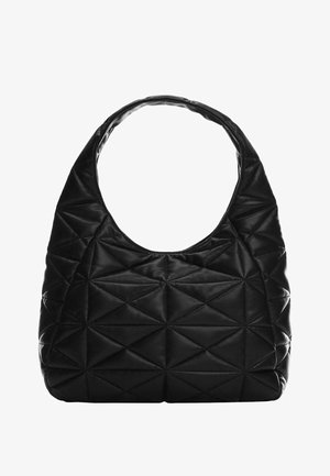 Sac à main noir matelassé avec une forme de hobo surdimensionnée, fabriqué en matériau synthétique lisse, présentant un motif de triangles en relief.