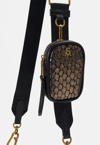 Sac bandoulière noir et or avec un design en écailles texturé, des accents métalliques, une fermeture éclair et une bandoulière ajustable. Détail du logo doré inclus.